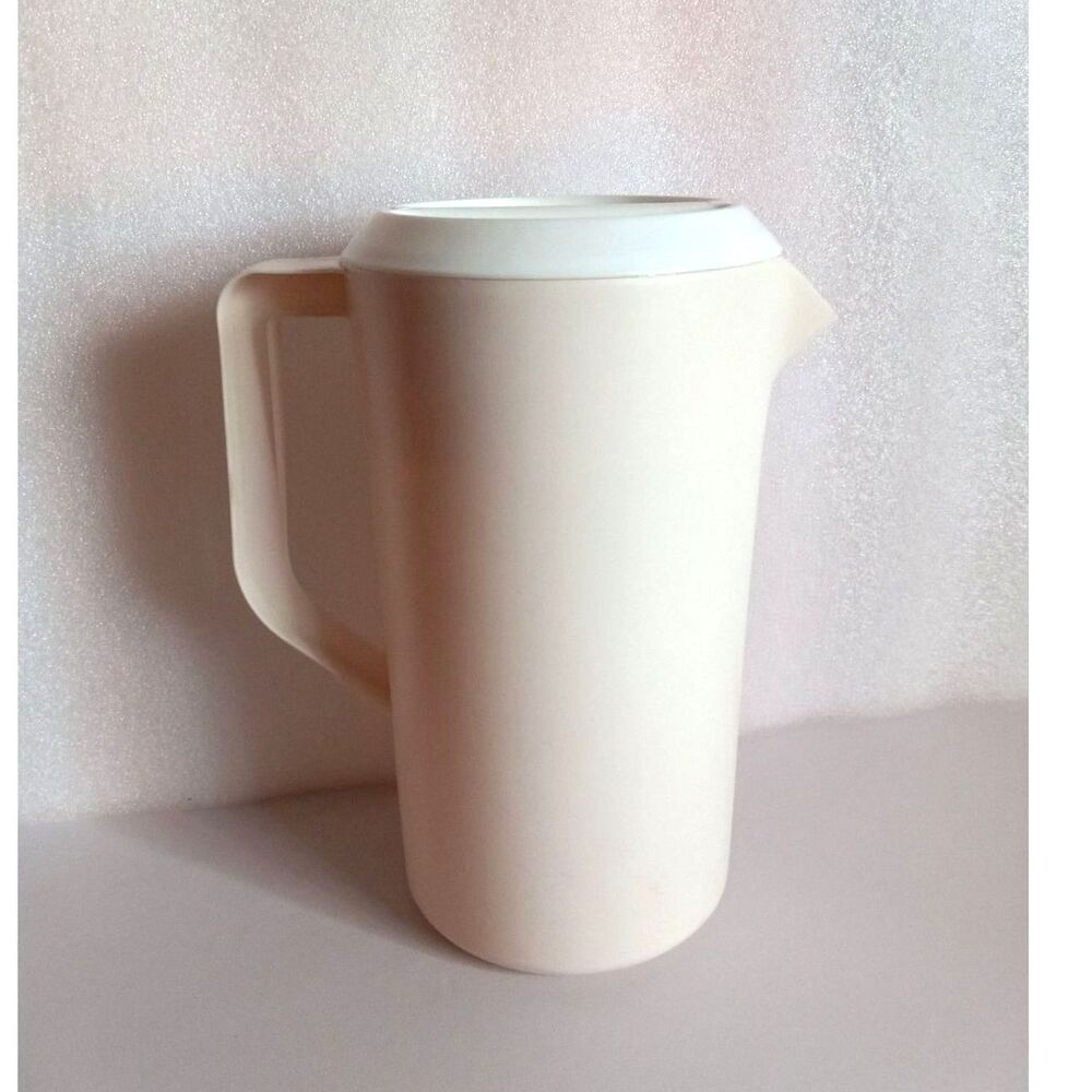 Vintage 1980s 1990s 2.25 Quart Plastic Rubbermaid Pitcher Almond Beige Color